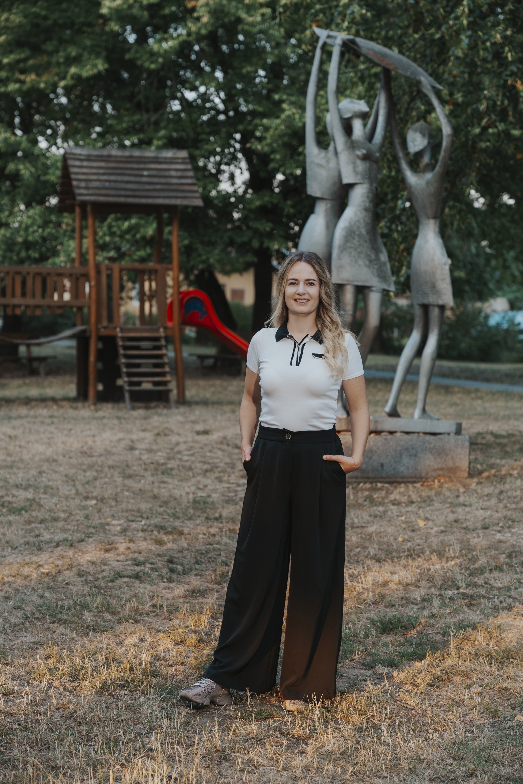 Romana Štefunková v parku vo Vrábľoch